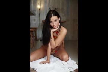 Секси брюнетка-30