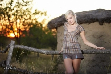 Фотосессия Деревенская голая красотка-1