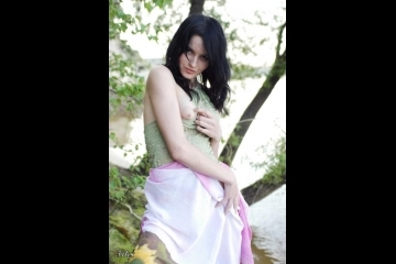 Фотосессия Брюнетка позирует на природе-1