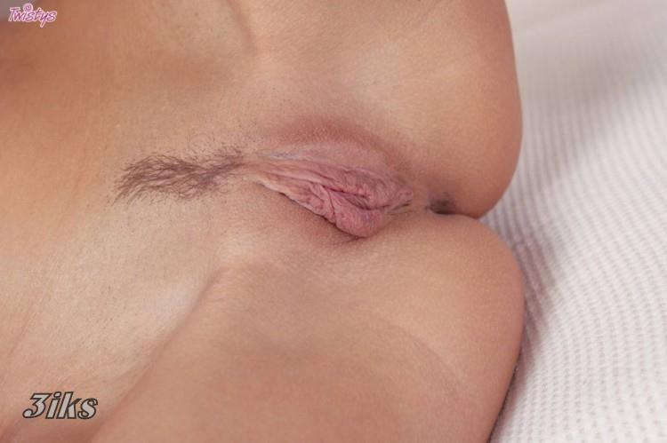 Фотосессия Голенькая худышка на мансардном этаже-42