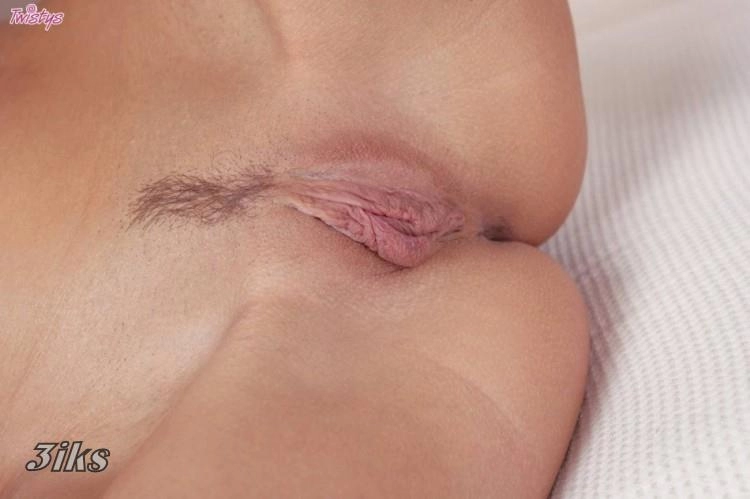 Фотосессия Голенькая худышка на мансардном этаже-42