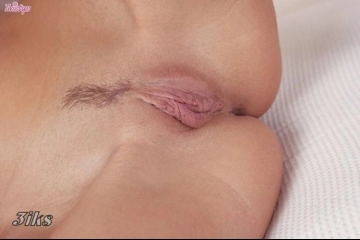 Голенькая худышка на мансардном этаже-42