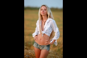 Русская красавица на сеновале-0