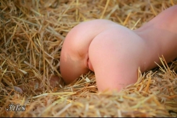 Русская красавица на сеновале-12