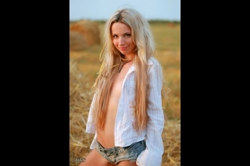 Русская красавица на сеновале-4