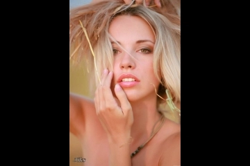 Русская красавица на сеновале-52