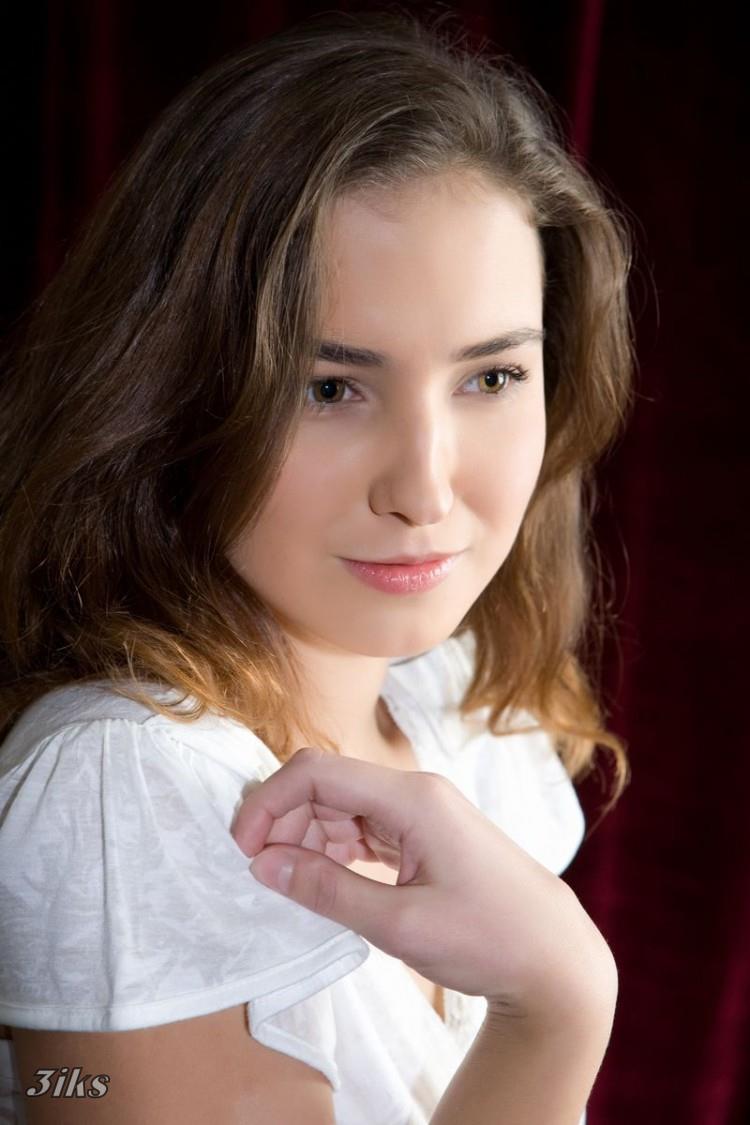 Нежная девушка в белых чулочках-2