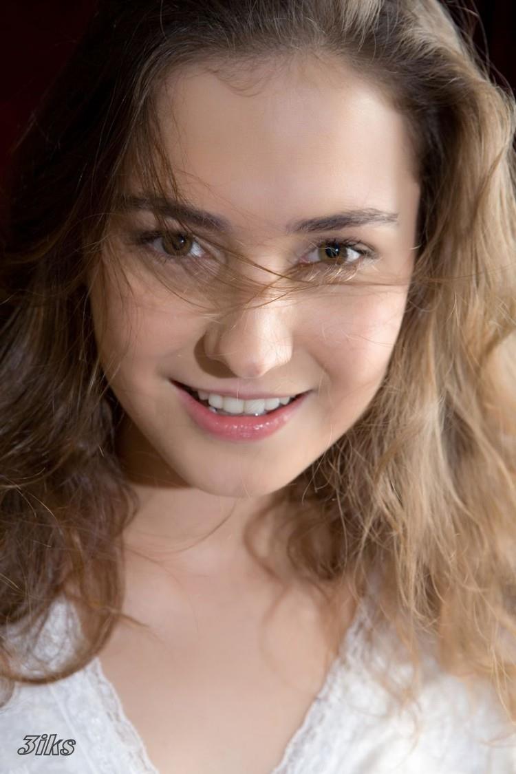 Нежная девушка в белых чулочках-4