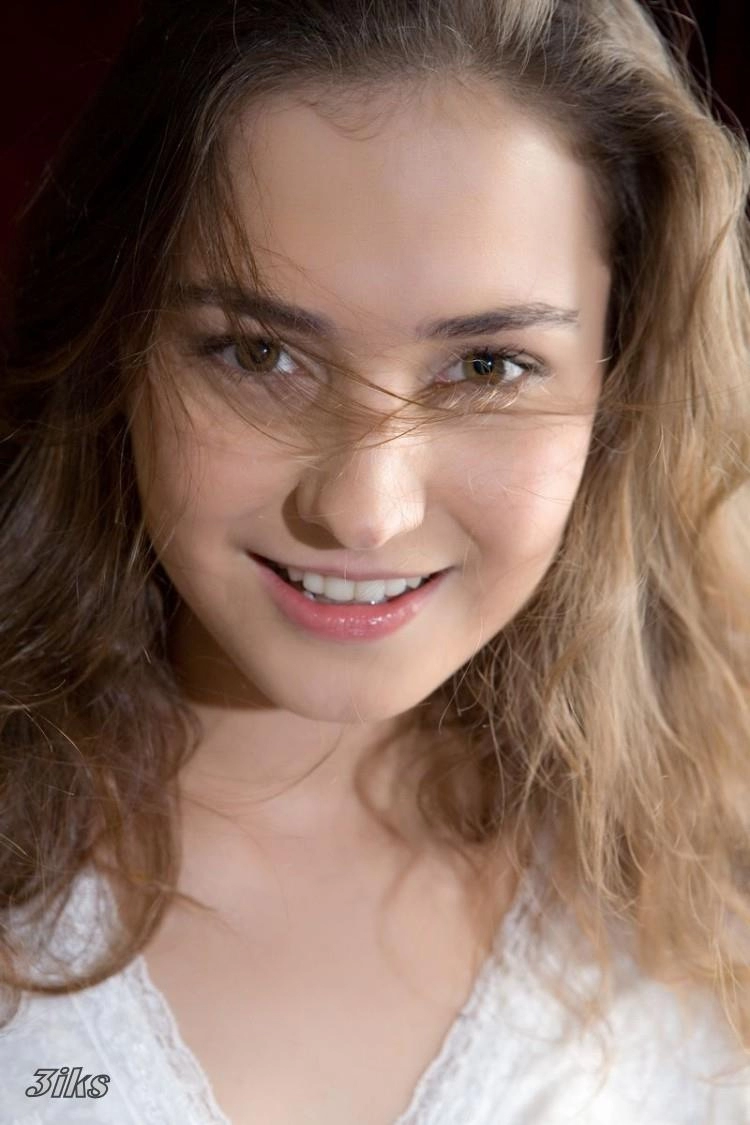 Фотосессия Нежная девушка в белых чулочках-4