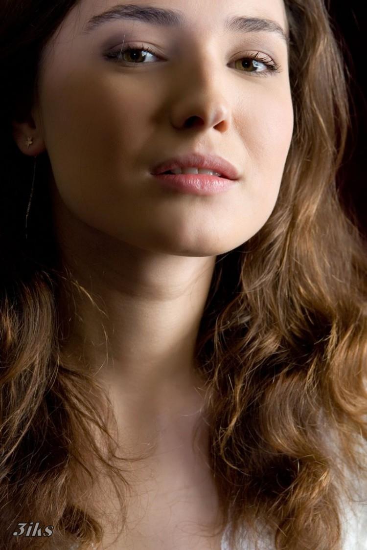 Нежная девушка в белых чулочках-7