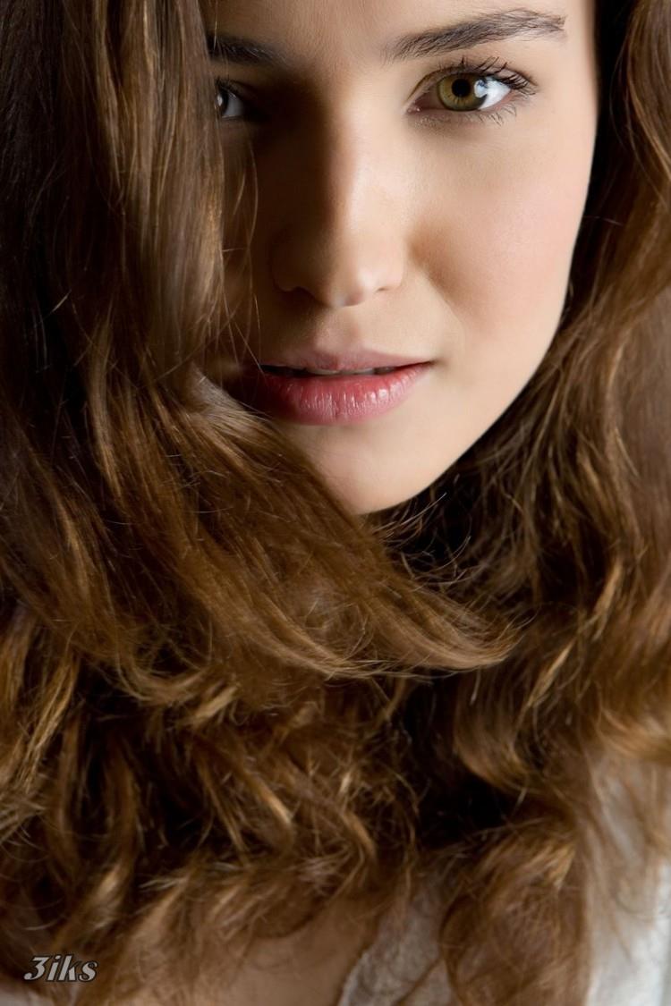 Нежная девушка в белых чулочках-8