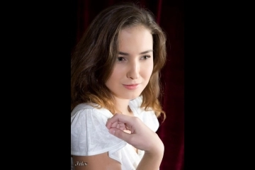 Нежная девушка в белых чулочках-2