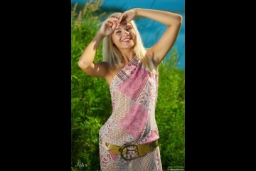 Задорная блондинка с маленькими сиськами-1