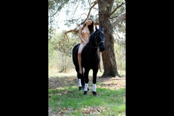 Голая брюнетка с лошадью-17