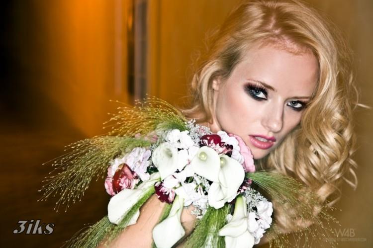 Блондинка голышом на улице-8