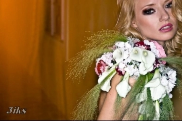 Блондинка голышом на улице-7