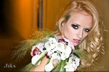 Блондинка голышом на улице-8