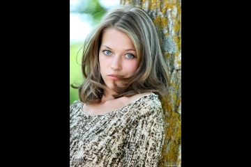 Голубоглазая красавица разделась на природе-1