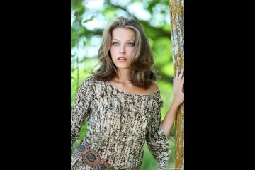 Голубоглазая красавица разделась на природе-5