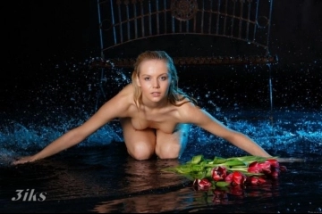 Стройняшка у ночного бассейна-11