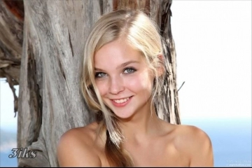 Молоденькая на природе-9