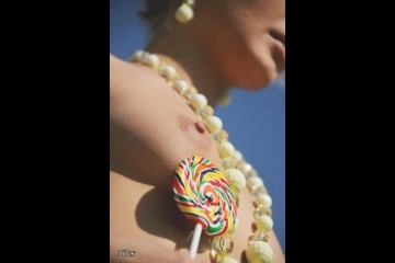 18 - ти летняя девка с аппетитными ножками сосёт на природе леденец-35