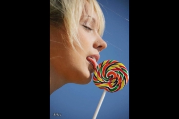 18 - ти летняя девка с аппетитными ножками сосёт на природе леденец-36