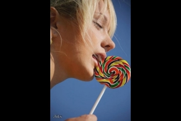 18 - ти летняя девка с аппетитными ножками сосёт на природе леденец-37