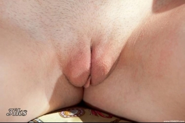 Фотосессия Молоденькая и сексуальня девушка с маленькой грудью устроила фотосет на природе-9