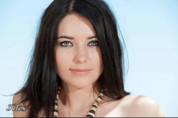 Фотосессия Молоденькая и сексуальня девушка с маленькой грудью устроила фотосет на природе-1