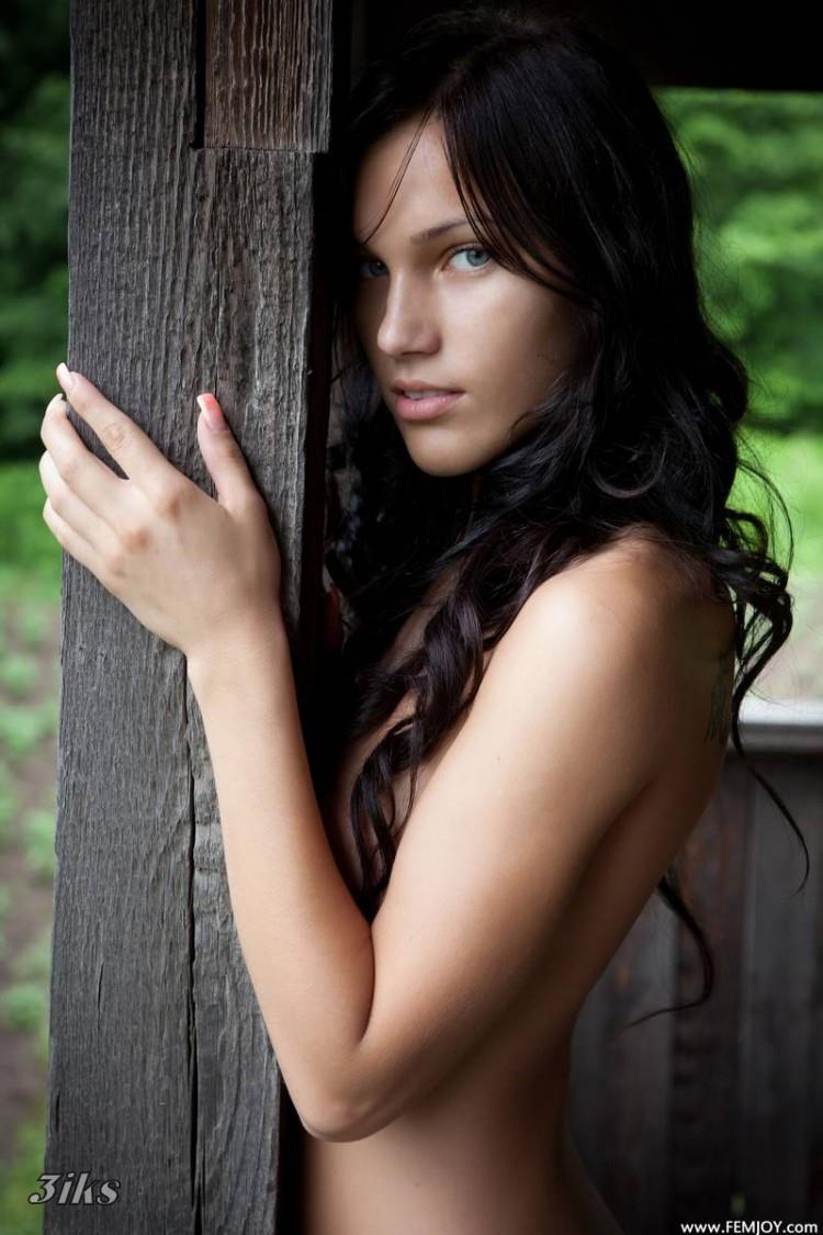 Стройная тёлочка разгуливает по даче голышом-17