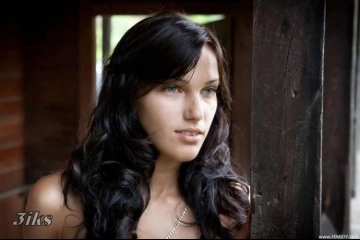 Стройная тёлочка разгуливает по даче голышом-4