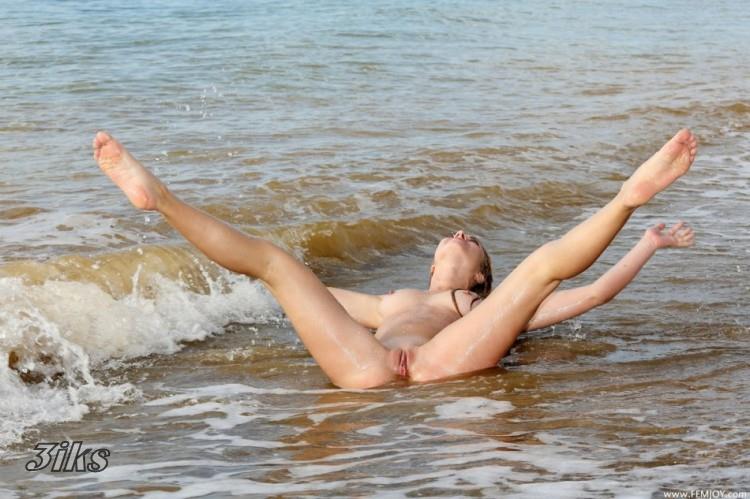 Девушка у моря-15