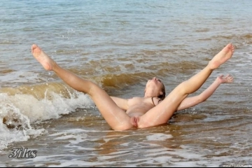 Девушка у моря-15