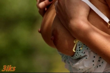 Грудастая красотка разделась на природе-21