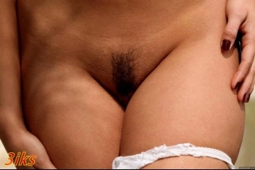 Грудастая красотка разделась на природе-22