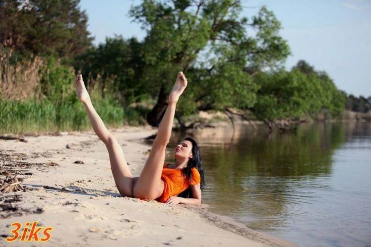 Фотосессия Голая брюнетка за городом-9