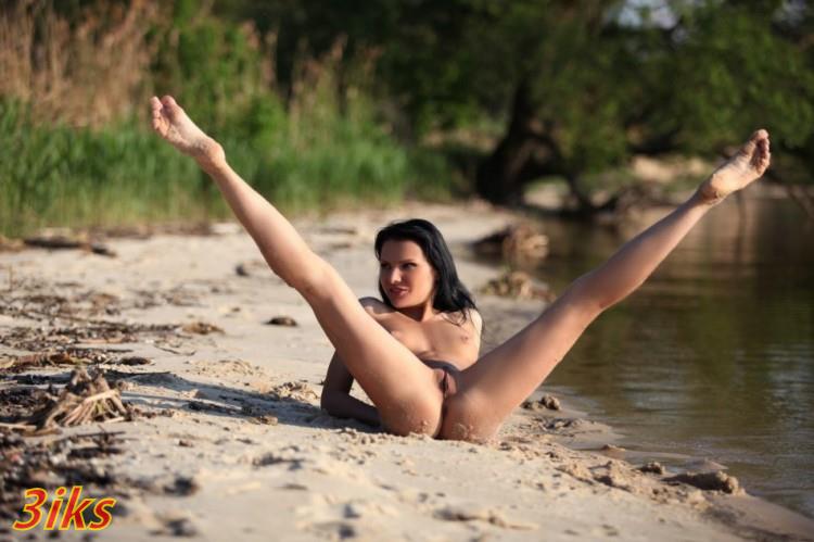 Голая брюнетка за городом-18