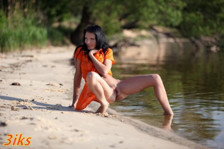 Фотосессия Голая брюнетка за городом-3