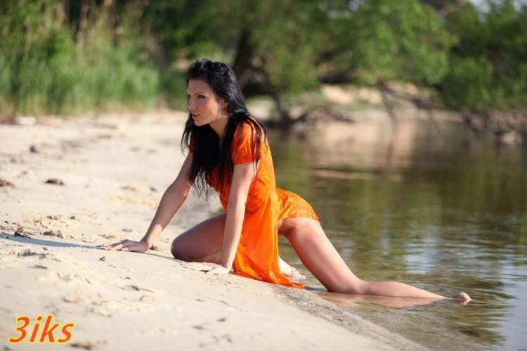 Фотосессия Голая брюнетка за городом-6