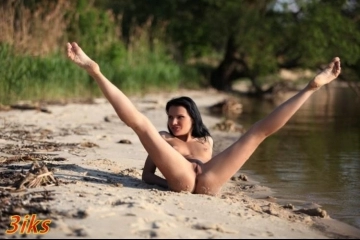 Голая брюнетка за городом-18