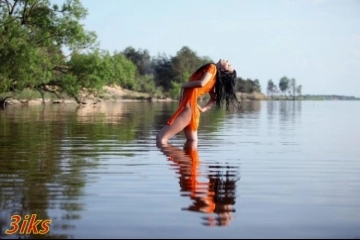 Голая брюнетка за городом-4