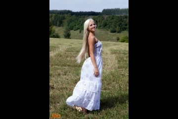 Белокурая голышом-0