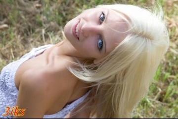 Белокурая голышом-11