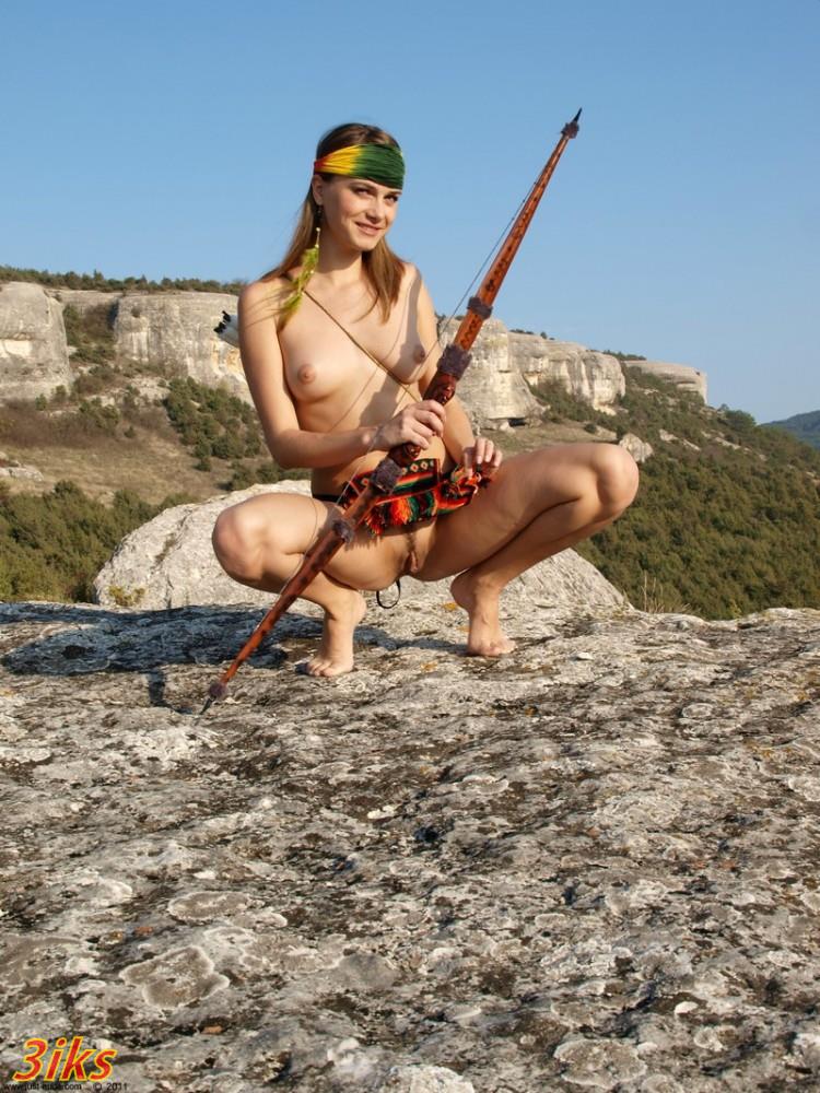 Голая индианка на скалах-4