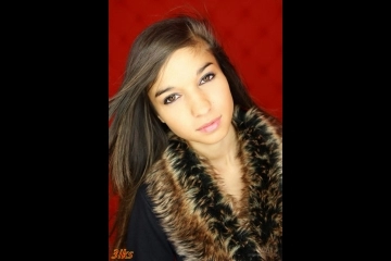 Молоденькая сучка в красной комнате-0