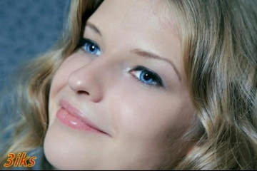 Стройная блондинка на мехах-2