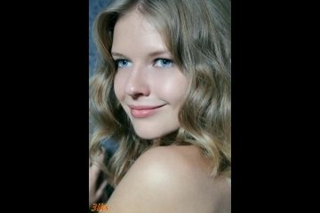 Стройная блондинка на мехах-3