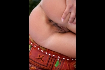 Фотосессия Молоденькая красавица показывает дырочки-28