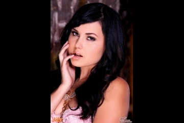 Фотосессия Сексуальная дама разделась на кровати-2